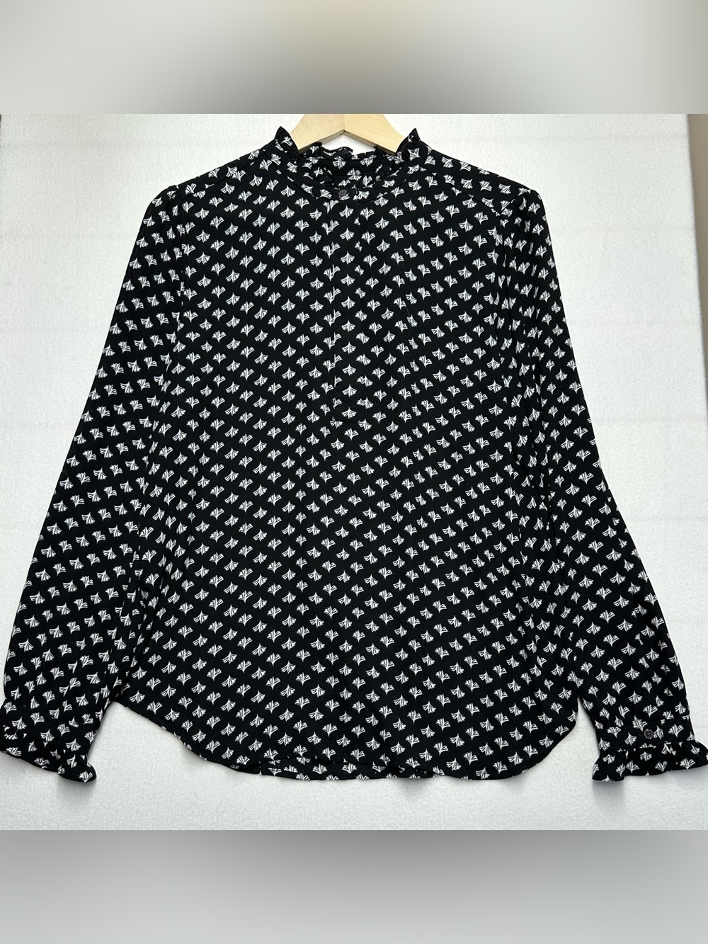LOFT Women’s Large Black White Geometric Blouse • Ruffle Neck • 24” P2P